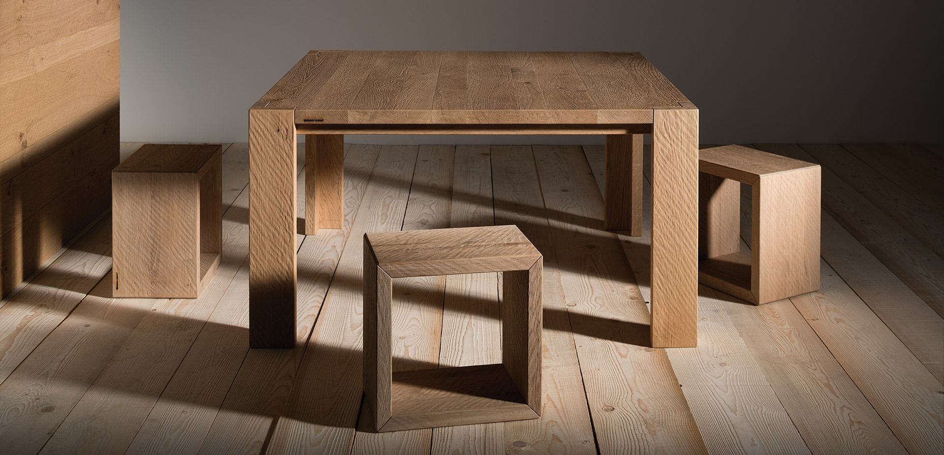 Tavolo quadrato in legno massello